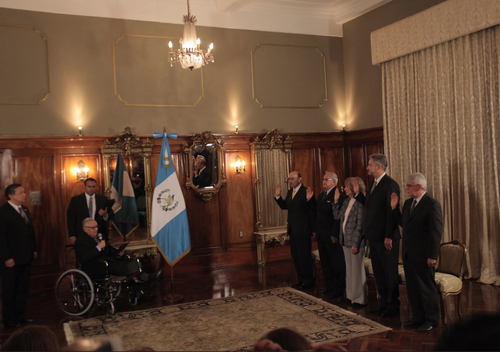 El presidente Maldonado, en silla de ruedas debido a la operación que sufrió esta semana, juramentó a los nuevos Ministros. (Foto: Jesús Alfonso/Soy502)