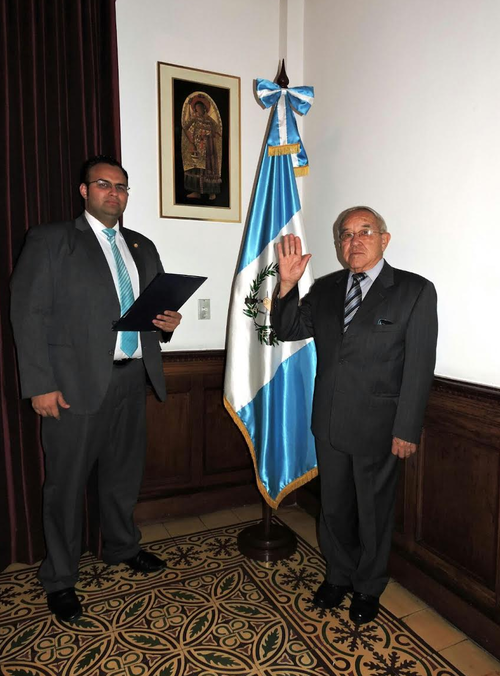 René Villegas Lara fue juramentado como nuevo titular del Registro de la Propiedad. (Foto: Presidencia)