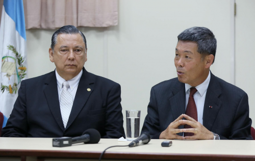 El vicepresidente Fuentes Soria, junto al embajador Adolfo Sun, anunciaron la instalaci&oacute;n del Centro Regional de Transplantes. (Foto: Presidencia)