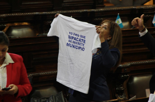 El debate en el Congreso termin&oacute; con saludos a los pobladores de Sipacate, una aldea que busca ser municipio. (Foto: Alejandro Bal&aacute;n/Soy502)