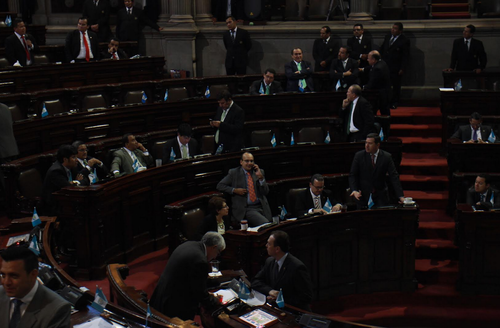 Los diputados alargaron la discusi&oacute;n por distintos temas hasta que la aprobaci&oacute;n de la reforma a la Ley de Contrataciones del Estado qued&oacute; relegada. (Foto: Alejandro Bal&aacute;n/Soy502)