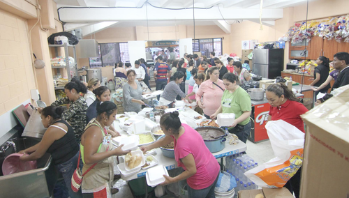 Decenas de voluntarios trabajan en la cocina instalada en un edificio municipal en Santa Catarina Pinula. (Foto: Luis Barrios/Soy502)