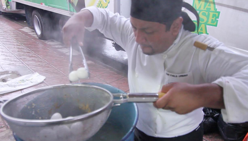Un chef del Intecap cocina huevos duros para la cena de las personas damnificadas en Santa Catarina Pinula. (Foto: Luis Barrios/Soy502)