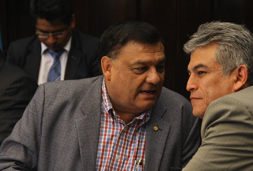 José Ramón Lam platica con Carlos Herrera Quezada, diputado independiente afín a Lider, durante la reunión para la elaboración del Presupuesto Nacional de Ingresos y Egresos de la Nación (Foto: Alexis Batres/Soy502) 