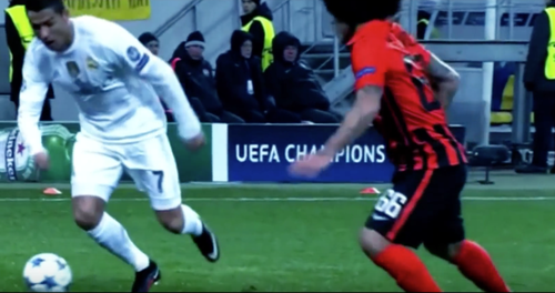 El momento justo en que Cristiano Ronaldo empieza caer despu&eacute;s de fallar la jugada. 