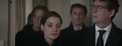 Hijos llegan a casa en navidad, tristes porque imaginan que su padre se ha marchado. (Foto: Youtube)