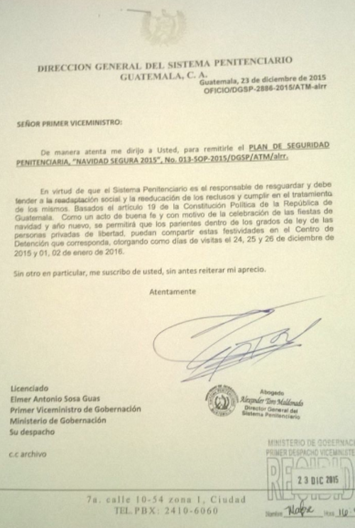 Esta es la carta con la cual el director de Presidios Alexander del Toro informó al viceministro de Seguridad Elmer Sosa, sobre el permiso para que familiares de los reos pernoctaran en los centros carcelarios. (Foto: Soy502) 