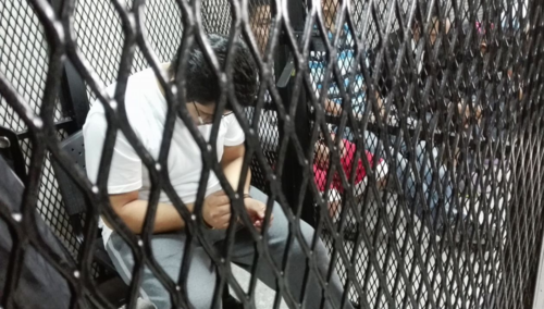 Algunos de los sindicados fueron trasladados en grupos para estar presentes en la audiencia de primera declaraci&oacute;n. (Foto: Archivo/Soy502)