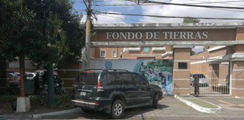 Las fuerzas de seguridad secuestran documentos en Fontierras. (Foto: Nuestro Diario)