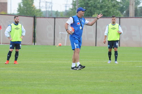 El t&eacute;nico de la Selecci&oacute;n de Guatemala, Iv&aacute;n Sopegno ensay&oacute; su posible alineaci&oacute;n titular ante Trinidad y Tobago. (Foto: Aldo Mart&iacute;nez/NuestroDiario)