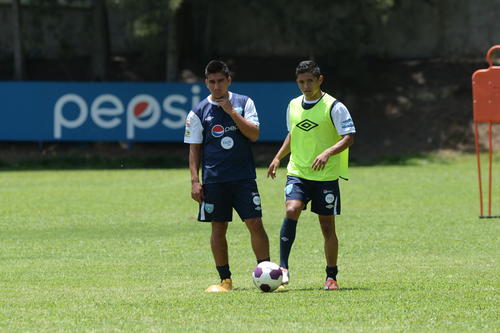 Brandon de Le&oacute;n y Carlos Mej&iacute;a captados durante la pr&aacute;ctica. (Foto: Sergio Mu&ntilde;oz/Nuestro Diario)