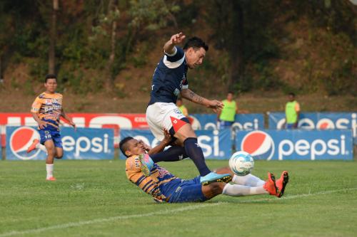 Mario Rodr&iacute;guez intenta quitarse la marca de Osiel Rivera en el empate entre estudiosos y venados.. (Foto: Sergio Mu&ntilde;oz/Nuestro Diario)