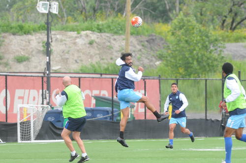 Carlos el "Pescado" Ruiz durante el entreno de este martes previo a su debut en la Copa Oro 2015.  (Foto: Aldo Mart&iacute;nez/NuestroDiario)