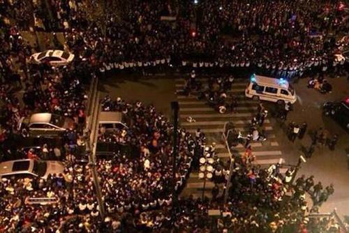 Las autoridades a&uacute;n investigan que origin&oacute; que miles de personas provocaran una estampida humana. (Foto: Agencias)