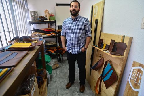 Jalid Daccarett, creador de la marca Simple Leather Goods. (Foto: Wilder López/Soy502) 