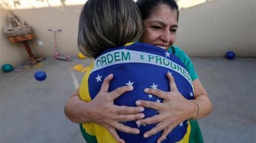 Dos damas de la familia da Silva se abrazan con la bandera de Brasil, ellas tienen aparte de ser brasile&ntilde;as y que son familiares, tienen en com&uacute;n sus seis dedos en cada mano. (Foto: Fox News)