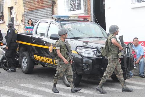 Elementos del Ejército fueron trasladados al lugar que causó un cierre vehicular por horas.  (Foto: Alejandro Balán/Soy502) 