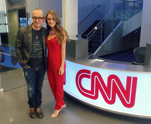 La cantautora Stephanie Zelaya junto a Juan Carlos Arciniegas, periodista de espectáculos de "Showbiz en Español". (Foto: Stephanie Zelaya oficial) 