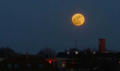 Esta es una foto de la superluna sin retocar. (Foto: cortes&iacute;a Edgar Castro Bathen).