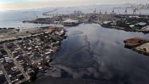 Zona contaminada por la "superbacteria" en puerto Caju en el Guanabara, Brasil. (Foto: AFP)