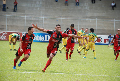 Techera festeja el gol de Coatepeque. (Foto: Nuestro Diario)
