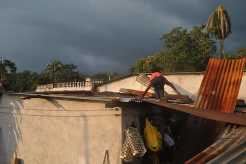 Los vecinos manifestaron que varias personas a fines al partido de Manuel Baldizón les hiceron ver que se encargarían de cubrir parte de los gastos tras los daños en las viviendas. (Foto: Brian Córdova)