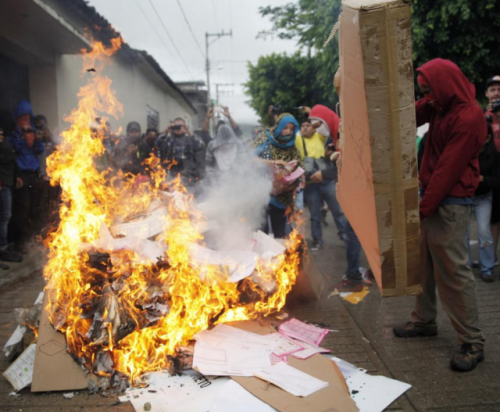La extracci&oacute;n de urnas electorales se llev&oacute; a cabo durante una multitudinaria manifestaci&oacute;n de maestros que arranc&oacute; esta ma&ntilde;ana desde las afueras de Oaxaca. (Foto: www.sopitas.com)