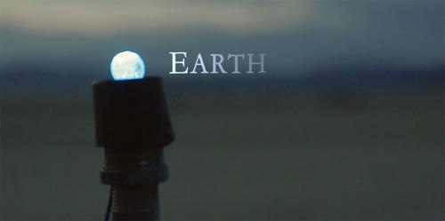 Para darle forma a los planetas, se utilizaron canicas, as&iacute; como luces LED para iluminarlas. 