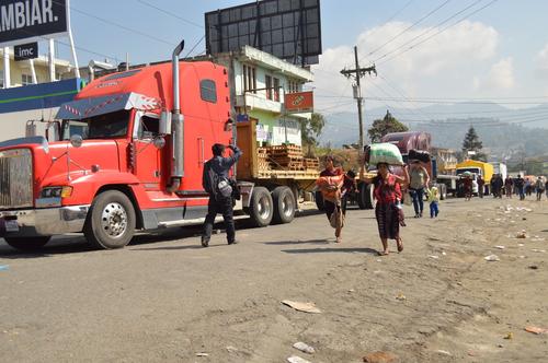 Algunas personas han tenido que caminar varios kil&oacute;metros para llegar a su destino mientras los veh&iacute;culos siguen varados en la ruta Interamericana. (Foto: Nuestro Diario)