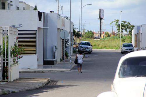 Esta es la calle donde viv&iacute;a Roberto Barreda en M&eacute;rida. Un lugar tranquilo donde el detenido intent&oacute; pasar inadvertido. La mujer que camina por la calle, era la empleada de Barreda, quien cuidaba de los ni&ntilde;os. (Foto: Milenio Novedades).