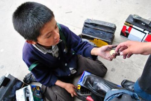 Los proyectos est&aacute;n destinados a reducir la pobreza que afecta a la mayor&iacute;a de los ni&ntilde;os, que se ven obligados a trabajar en la agricultura o en empleos dom&eacute;sticos, en lugar de acudir a las escuelas. (Foto: www.pachamamaradio.org)