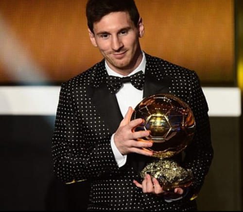El argentino fue foco de los comentarios cuando visti&oacute; un traje color negro con puntos blanco en la entrega del Bal&oacute;n de Oro del a&ntilde;o pasado.