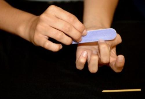 La manicura de gel, en principio, no da problemas, pero hace que la u&ntilde;a tenga una superficie encima y permite que se acumule sudor, agua, jab&oacute;n, lo que hace que haya m&aacute;s propensi&oacute;n a tener infecciones, sobre todo de hongos. (Foto: EFE)