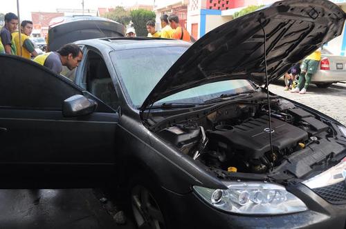 Norales revisa su autom&oacute;vil, que minutos antes hab&iacute;a sido rociado de gasolina