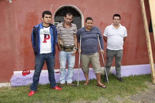 En la foto cuatro de los 10 capturados integrantes de una banda llamada "Choilos" entre ellos tres colombianos. (Foto: PNC) 