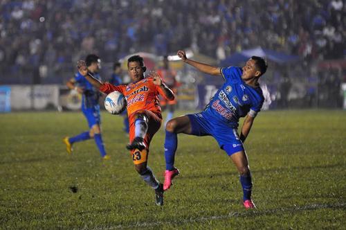 Cob&aacute;n sufri&oacute; m&aacute;s de la cuenta para empatar 3-3 frente a Suchitep&eacute;quez en el estadio Verap&aacute;z.  (Foto: Nuestro Diario)