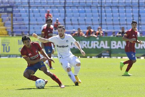 Una jugada entre Marco Rivas y Jean M&aacute;rquez