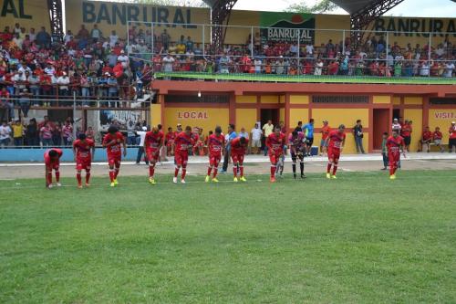 Los jugadores de Jocot&aacute;n, ingresan a la gramilla de su estadio, pero no tuvieron rival, ya que los futbolistas de Sacachispas abandonaron en estadio Olimpia por supuestas agresiones. (Foto: Nuestro Diario)