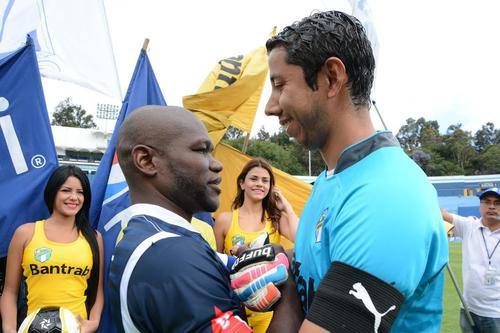 Milton Omar N&uacute;&ntilde;ez Garc&iacute;a, junto a Juan Jos&eacute; Paredes portero de Comunicaciones en una imagen para el recuerdo. (Foto: Nuestro Diario)