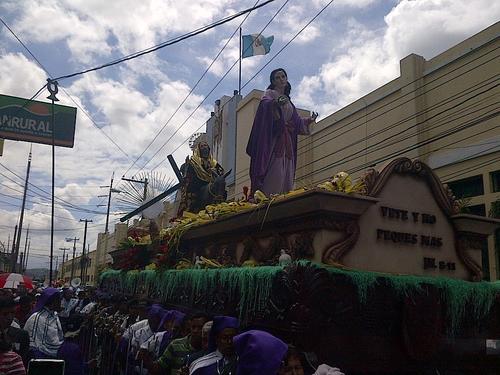El hecho se registr&oacute; antes del paso de la procesi&oacute;n de las palmas de Capuchinas cerca de la Direcci&oacute;n General de la Polic&iacute;a Nacional Civil. (Foto: Cortes&iacute;a Radio Punto)