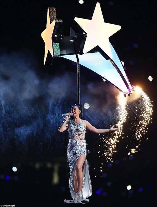 Este vestido de estrellas fue realizado por Moschino. (Foto: Getty Images) 