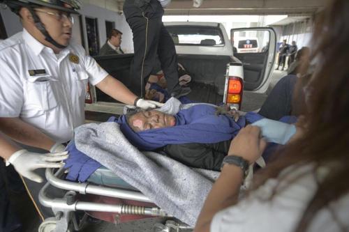 Los bomberos trasladaron a las víctimas del Hogar Seguro Virgen de la Asunción. (Foto: Wilder López/Soy502)