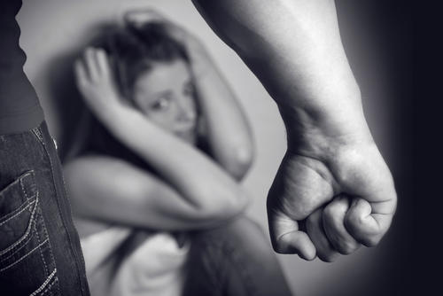 Un gran n&uacute;mero de casos de violencia intrafamiliar sigue sin ser denunciado, sin embargo las cifras de denuncias ha ido en aumento. (Fotoarte: Javier Marroqu&iacute;n/Soy502)