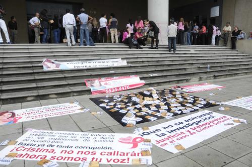 Cartelones exigiendo justicia por Cristina Siekavizza