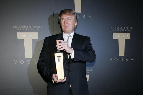 Donald Trump durante la presentaci&oacute;n del vodka que lleva su apellido. (Foto: The Wall Street Journal)
