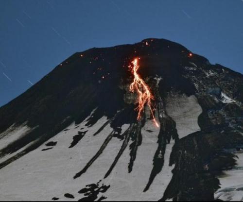 La actividad del volc&aacute;n Villarrica disminuy&oacute; de forma considerable este mi&eacute;rcoles.  (Foto: Gobierno de Chile)