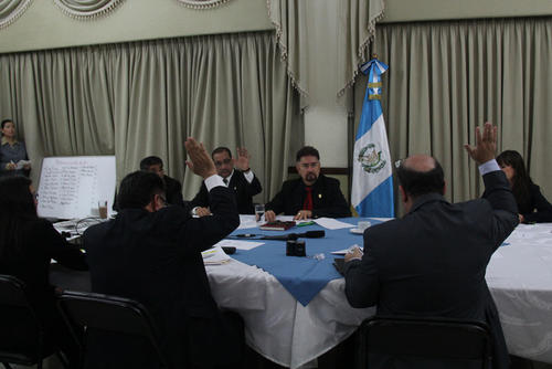 Los comisionados votaron por cada uno de los 116 aspirantes de los cuales se descartaron del proceso a 46 y se eligieron 40 (Foto: Alexis Batres/Siy502)