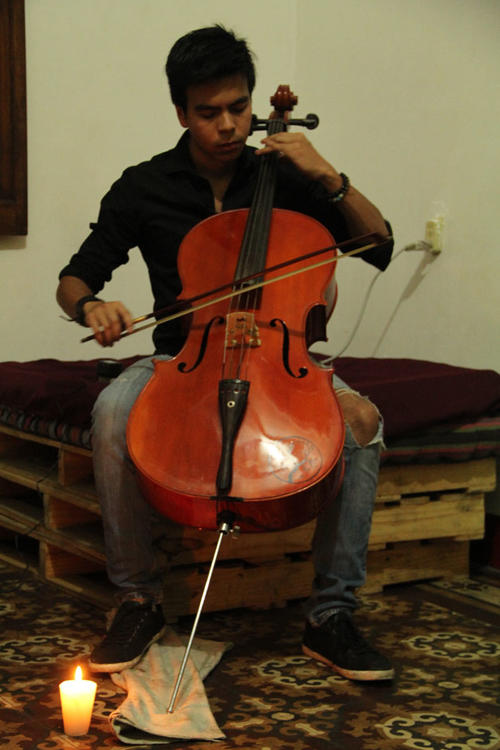 &Oacute;scar Ar&eacute;valo es un joven m&uacute;sico que ha logrado fusionar el chelo con la m&uacute;sica electr&oacute;nica. Su proyecto se llama World Bridges On Fire (Foto: Alexis Batres/Soy502)