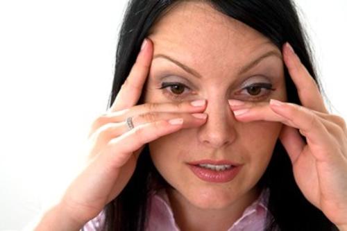 El masaje en la parte inferior de los ojos debe hacerse con suavidad. (Foto Sinus survival)