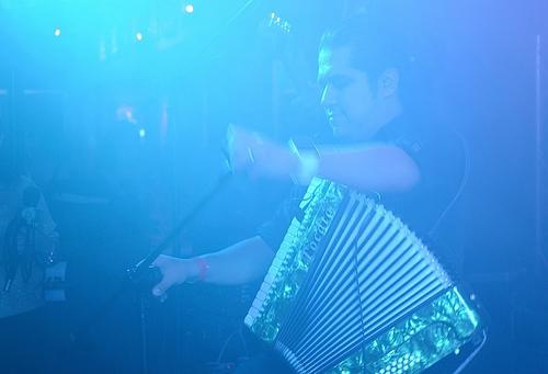 Wicho López mostró sus habilidades en el acordeón. (Foto: Selene Mejía/Soy502) 